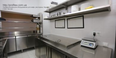 Холодильное оборудование для профессиональной кухни ресторана и бара. Отель Ibis Вокзал, Украина, Киев. На фото холодильный стол саладетта ME1960 3P INFRICO Испания, холодильный стол трехдверный MODULAR Италия, весы CAS.