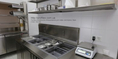 Холодильное и морозильное оборудование для HoReCa. Отель Ibis Вокзал, Украина, Киев. На фото холодильный стол саладетта ME1960 3P INFRICO Испания, холодильный стол трехдверный MODULAR Италия, весы CAS.
