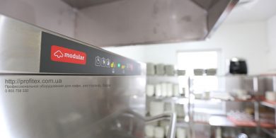 Посудомоечное оборудование Modular для кафе, бара, ресторана. Отель Ibis Вокзал, Украина, Киев. На фото посудомоечная машина купольная HT 53 DT L/DD MODULAR Италия.