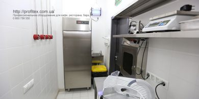 Специализированное кухонное оборудование для HoReCa. Отель Ibis Вокзал, Украина, Киев. На фото стерилизатор для ножей Sammic EC-30, погружной блендер миксер MP 350 Ultra Robot Coupe (Франция), настольные весы CAS, полуавтоматический слайсер Mirra 220C-Normale Sirman Италия, холодильный шкаф MODULAR Италия.