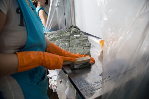 Оборудование для выведения пятен в химчистке и аквачистке. Аквачистка Мистер Велл, Украина, Киев. На фото стол для выведения пятен профессиональными пятновыводными средствами для аквачистки.