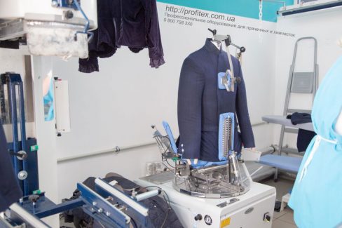 Пароманекены PONY, Electrolux для прачечной, аквачистки и химчистки. Аквачистка Мистер Велл, Украина, Киев. На фото брючный пароманекен MPTD PONY Италия, пароманекен для верхней одежды FFT-WC Lagoon Electrolux Италия.