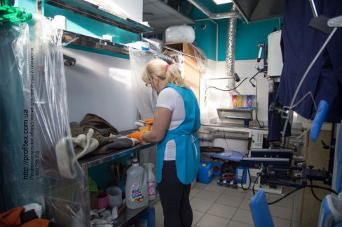Деликатное удаление пятен при помощи профессиональных средств в химчистке и аквачистке. Аквачистка Мистер Велл, Украина, Киев. На фото стол пятновыводной Jolly S PONY Италия.