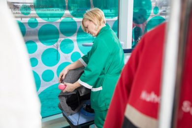 Подбор, установка и сервисное обслуживание прачечного оборудования в прачечной, химчистке, аквачистке. Химчистка Аквачистка BOLLA, Украина, Киев. На фото гладильный стол с поддувом PONY Италия.