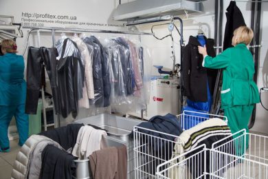 Финишная обработка изделий в химчистке, прачечной, аквачистке. Химчистка Аквачистка BOLLA, Украина, Киев. На фото гладильный стол с поддувом PONY Италия, пароманекен для верхней одежды PONY Италия.