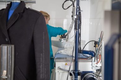 Гладильное оборудование для прачечных, химчисток, аквачистки. Химчистка Аквачистка BOLLA, Украина, Киев. На фото пароманекен для верхней одежды PONY Италия, гладильный стол PONY Италия.