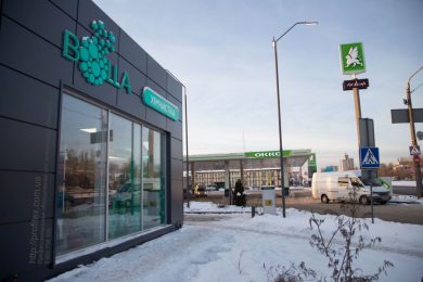 Профессиональное оборудование для химчистки и аквачистки. Химчистка Аквачистка BOLLA, Украина, Киев. На фото вход в химчистку.