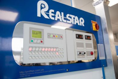 Оборудование для химчистки одежды. Химчистка Аквачистка BOLLA, Украина, Киев. На фото машина химчистки REALSTAR США 12 кг.