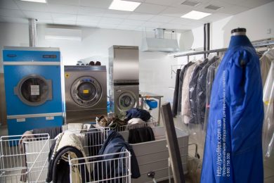 Комплексная поставка прачечного оборудования для химчистки, прачечной, аквачистки. Химчистка Аквачистка BOLLA, Украина, Киев. На фото сушильная машина IMESA Италия ES 34, стиральная машина IMESA Италия LM 23, стиральная машина IMESA Италия 7 кг и сушильная машина IMESA Италия 7 кг, установленные в тандеме, пароманекен для верхней одежды PONY Италия.