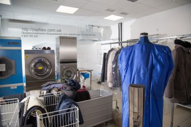 Прачечное оборудование профессиональное промышленное для химчистки, прачечной, аквачистки. Химчистка Аквачистка BOLLA, Украина, Киев. На фото сушильная машина IMESA Италия ES 34, стиральная машина IMESA Италия LM 23, стиральная машина IMESA Италия 7 кг и сушильная машина IMESA Италия 7 кг, установленные в тандеме, пароманекен для верхней одежды PONY Италия.