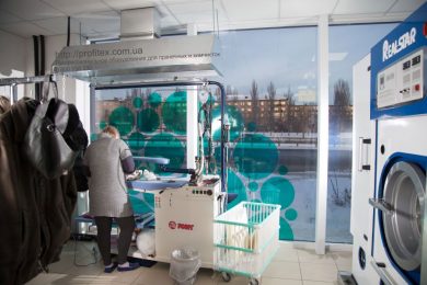 Проект прачечной, химчистки и аквачистки от PROFITEX. Химчистка Аквачистка BOLLA, Украина, Киев. На фото гладильный стол с поддувом PONY Италия, машина химчистки REALSTAR США 12 кг.