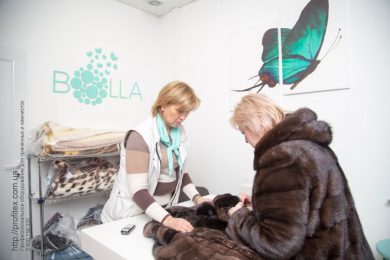 Поставка, монтаж, сервисное обслуживание оборудования для химчистки, прачечной, аквачистки. Химчистка Аквачистка BOLLA, Украина, Киев. На фото ресепшн зона приема-выдачи заказов клиентам.