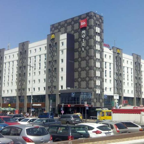 Комплексное оснащение профессиональной кухни ресторана при отеле и гостинице. Отель Ibis Вокзал, Украина, Киев. На фото вход в отель. Комплексное оснащение профессиональной кухни ресторана при отеле и гостинице. Отель Ibis Вокзал, Украина, Киев. На фото вход в отель.