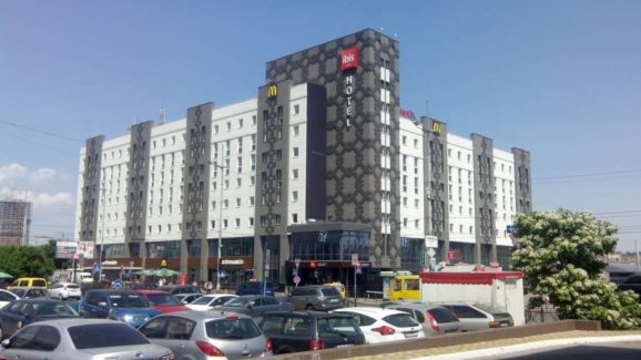 Комплексное оснащение профессиональной кухни ресторана при отеле и гостинице. Отель Ibis Вокзал, Украина, Киев. На фото вход в отель.