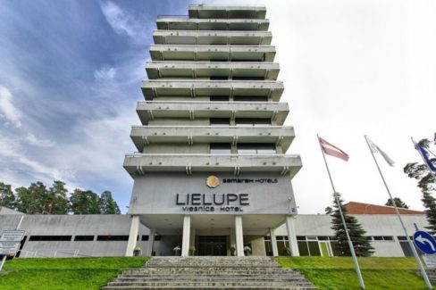 Комплексное оснащение профессиональной кухни ресторана при отеле и гостинице. Отель Semarah Lielupe, Латвия, Юрмала. На фото вход в отель.