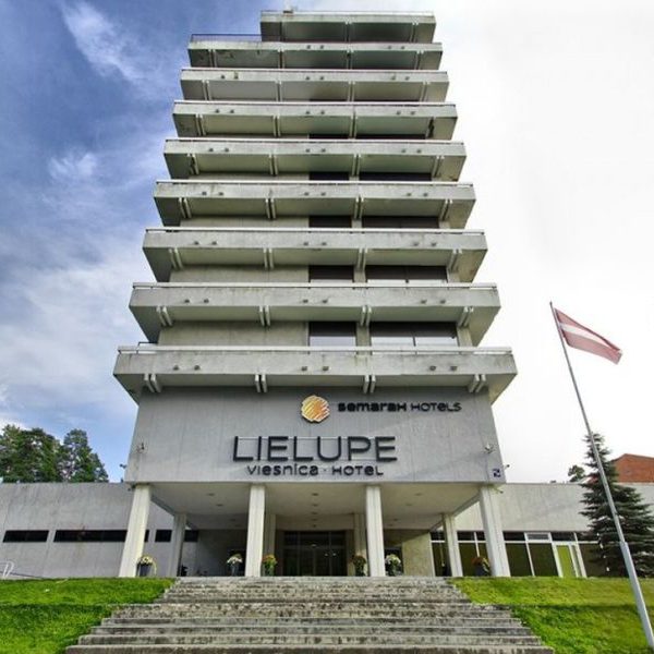 Комплексное оснащение профессиональной кухни ресторана при отеле и гостинице. Отель Semarah Lielupe, Латвия, Юрмала. На фото вход в отель. Комплексное оснащение профессиональной кухни ресторана при отеле и гостинице. Отель Semarah Lielupe, Латвия, Юрмала. На фото вход в отель.