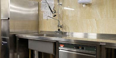 Оснащение кухни бара и ресторана профессиональным оборудованием от Profitex Украина. Отель Semarah Lielupe, Латвия, Юрмала. На фото машина посудомоечная фронтальная MODULAR Италия.