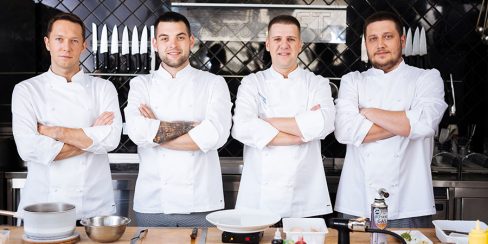 Проект кухни ресторана и бара под ключ от Profitex Украина. Кулинарная студия Gastro Loft, Украина, Киев. На фото проведение мастер-класса на профессиональной кухне студии.