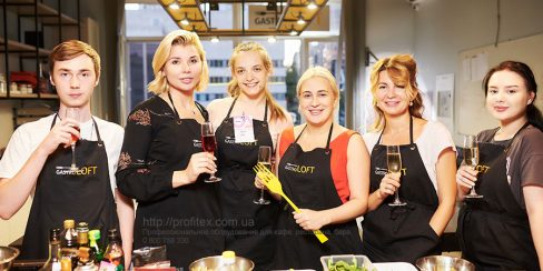 Профессиональное оборудование для кулинарных курсов, кулинарной студии. Кулинарная студия Gastro Loft, Украина, Киев. На фото проведение мастер-класса на профессиональной кухне студии.