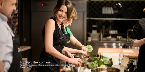 Комплексная поставка оборудования для кулинарной школы, кулинарных курсов. Кулинарная студия Gastro Loft, Украина, Киев. На фото проведение мастер-класса на профессиональной кухне студии.