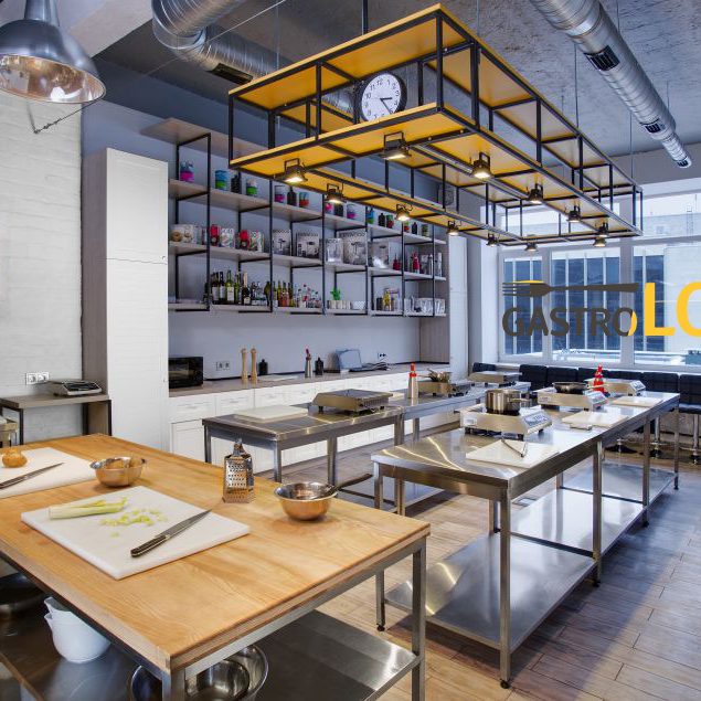 Кухонне обладнання для кулінарної школи від PROFITEX Україна. Кулінарна студія Gastro Loft, Україна, Київ. На фото кухня для презентацій і майстер-класів.
