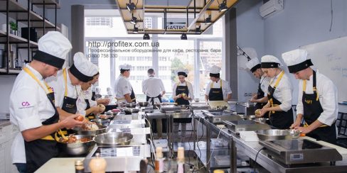 Открыть кулинарную студию с оборудованием от Profitex Украина. Кулинарная студия Gastro Loft, Украина, Киев. На фото проведение мастер-класса на профессиональной кухне студии.