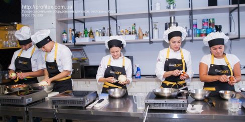 Кухонное оборудование для HoReCa. Кулинарная студия Gastro Loft, Украина, Киев. На фото проведение мастер-класса на профессиональной кухне студии.