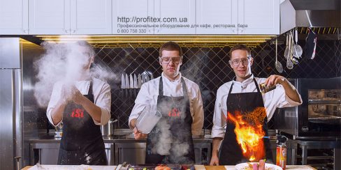 Оборудование для кулинарной школы от Profitex Украина. Кулинарная студия Gastro Loft, Украина, Киев. На фото проведение кулинарного шоу на профессиональной кухне студии.