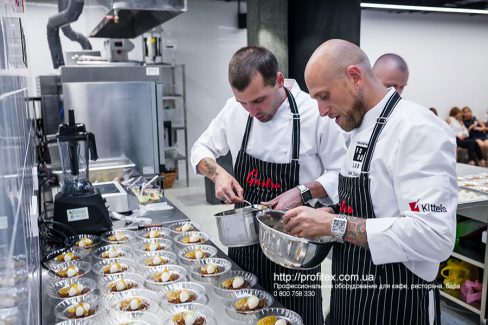 Кухонное оборудование для HoReCa. Гастрономическая лаборатория GastroHub, Украина, Киев. На фото мастер-класс - презентация в GastroHub.