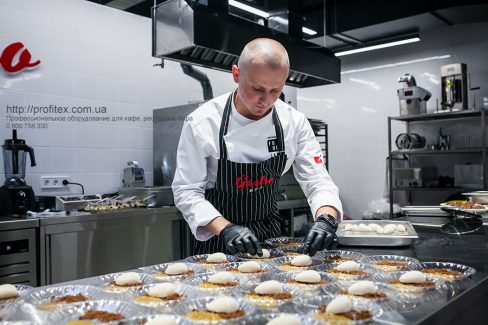 Электромеханическое оборудование для профессиональной кухни бара, ресторана и кафе. Гастрономическая лаборатория GastroHub, Украина, Киев. На фото мастер-класс - презентация в GastroHub.