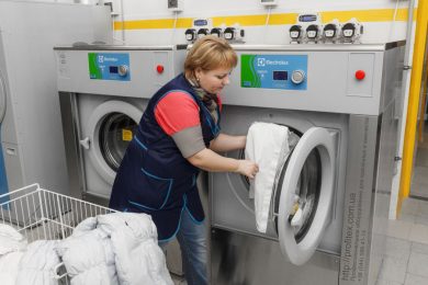 Подбор и установка оборудования для аквачистки. Сеть химчисток Экочистка VESCH, Украина, Одесса. На фото профессиональные стиральные машины Electrolux Lagoon W5180H.