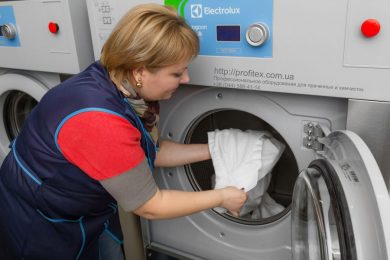 Прачечное оборудование для коммерческой прачечной, химчистки, аквачистки. Сеть химчисток Экочистка VESCH, Украина, Одесса. На фото профессиональная стиральная машина Electrolux Lagoon W5180H.