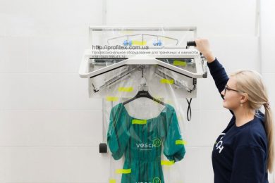 Оборудование для упаковки одежды для химчистки и аквачистки. Сеть химчисток Экочистка VESCH, Украина, Одесса. На фото упаковочная машина HAWO Германия.