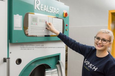 Профессиональное прачечное оборудование для химчистки, аквачистки, прачечной. Сеть химчисток Экочистка VESCH, Украина, Одесса. На фото машина химчистки REALSTAR Италия.