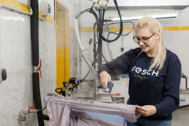Гладильные столы, прессы, катки, каландры для прачечной, химчистки, аквачистки. Сеть химчисток Экочистка VESCH, Украина, Одесса. На фото гладильный стол PONY Италия.
