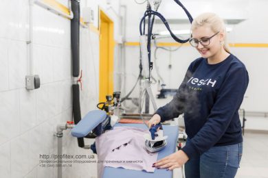 Промышленные гладильные столы для прачечной, химчистки, аквачистки. Сеть химчисток Экочистка VESCH, Украина, Одесса. На фото гладильный стол PONY Италия.