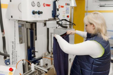 Гладильные пароманекены для прачечной и химчистки. Сеть химчисток Экочистка VESCH, Украина, Одесса. На фото пароманекен для брюк PONY Италия.