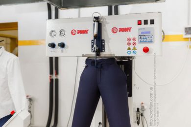 Гладильное оборудование для химчистки и прачечной. Сеть химчисток Экочистка VESCH, Украина, Одесса. На фото пароманекен для брюк PONY Италия.