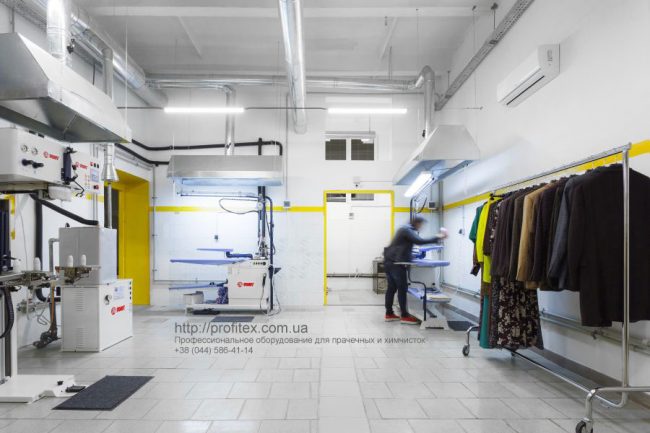 Финишное оборудование для прачечной, аквачистки, химчистки. Сеть химчисток Экочистка VESCH, Украина, Одесса. На фото пароманекен для брюк PONY Италия, гладильные столы PONY Италия, парогенератор PONY Италия.