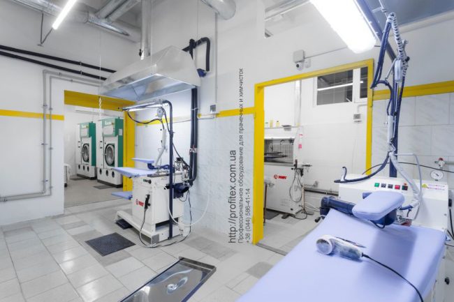 Оснащение прачечных и химчисток профессиональным оборудованием. Сеть химчисток Экочистка VESCH, Украина, Одесса. На фото машины химчистки REALSTAR Италия, гладильные столы PONY Италия, пятновыводная кабина SPOTMASTER PONY Италия.