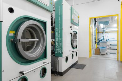 Открыть мини-прачечную, химчистку, экочистку с оборудованием от PROFITEX. Сеть химчисток Экочистка VESCH, Украина, Одесса. На фото машины химчистки REALSTAR Италия, гладильный стол PONY Италия.