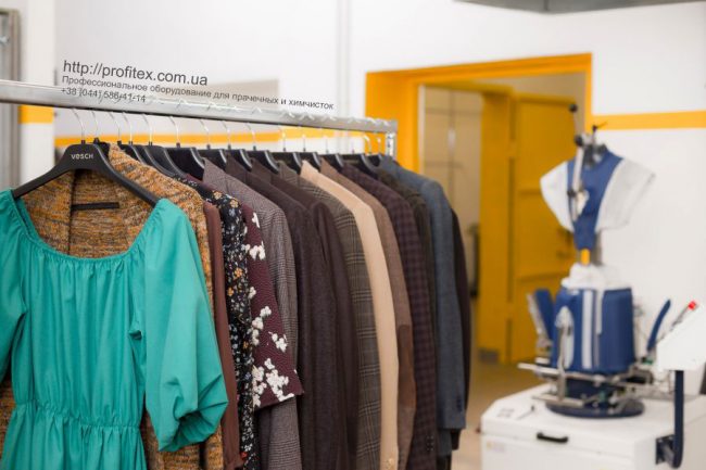 Создание проекта прачечной и химчистки под ключ. Сеть химчисток Экочистка VESCH, Украина, Одесса. На фото пароманекен для верхней одежды PONY Италия.