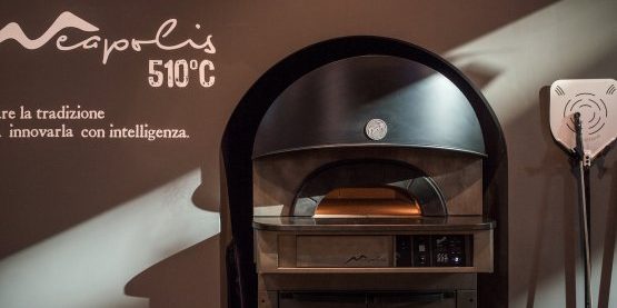 Профессиональные печи для пиццы для кафе, пиццерии, ресторана. Ресторан Бринzа Бар, Украина, Киев. На фото пицца печь Moretti Forni Neapolis Италия.