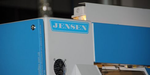 Оборудование JENSEN для промышленной прачечной, химчистки, аквачистки. Промышленный прачечный комплекс БЛЕСК, Украина, Киев. На фото многофункциональная распрямляющая машина подачи JENSEN Jenfeed Logic Plus Германия.