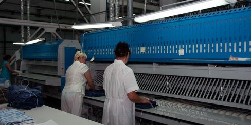 Оборудование для промышленной и коммерческой прачечной. Промышленный прачечный комплекс БЛЕСК, Украина, Киев. На фото автоматические складыватели прямого белья JENSEN Германия.