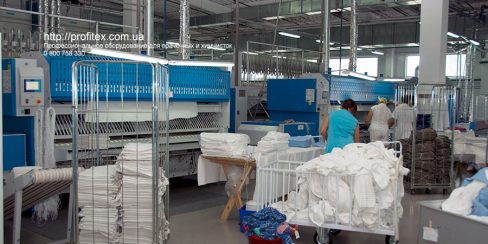 Прачечная под ключ с оборудованием от PROFITEX. Промышленный прачечный комплекс БЛЕСК, Украина, Киев. На фото автоматические складыватели прямого белья JENSEN Германия.