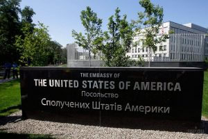 Оснащення кухні професійним ресторанним обладнанням. Посольство США, Україна, Київ. На фото будівля посольства.