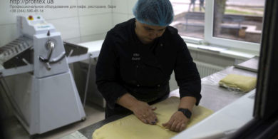 Оборудование для производства теста и изделий из теста. Кафе-пекарня «Chef’s Bakery Пекарня от шефа», Украина, Сумы. На фото тестораскаточная машина Rollmatic (Италия).