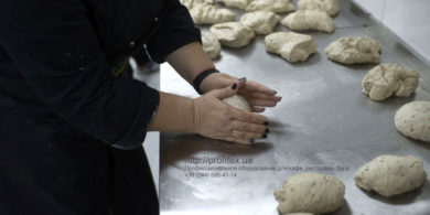 Открыть пекарню и мини-пекарню с нуля. Кафе-пекарня «Chef’s Bakery Пекарня от шефа», Украина, Сумы. На фото тесто для хлеба.