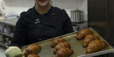 Свой бизнес по производству круассанов. Кафе-пекарня «Chef’s Bakery Пекарня от шефа», Украина, Сумы. На фото этап технологии производства круассанов.